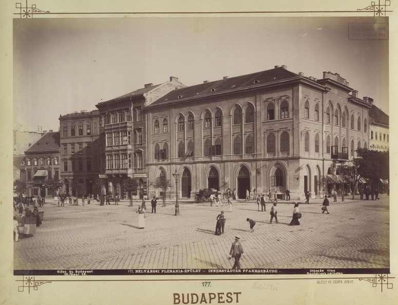 "Belvárosi plébánia épülete az Eskü téren. A felvétel 1890 után készült." A kép forrását kérjük így adja meg: Fortepan / Budapest Főváros Levéltára. Levéltári jelzet: HU.BFL.XV.19.d.1.07.177